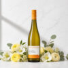 2020 Chardonnay trocken vom Weingut Kopp mit heller Blumendekoration