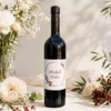 Merlot trocken, Bordeauxflasche mit Korken – Florales Stimmungsbild