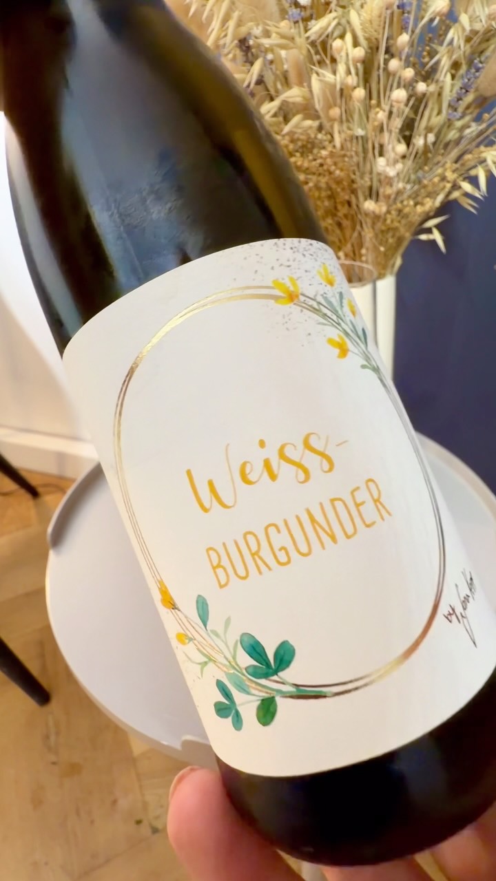 Freitags um vier. Zeit für ein Glas Wein 🥂 Heute: unseren Weißburgunder Feinherb. Ein fruchtig, frischer Weißwein mit et…